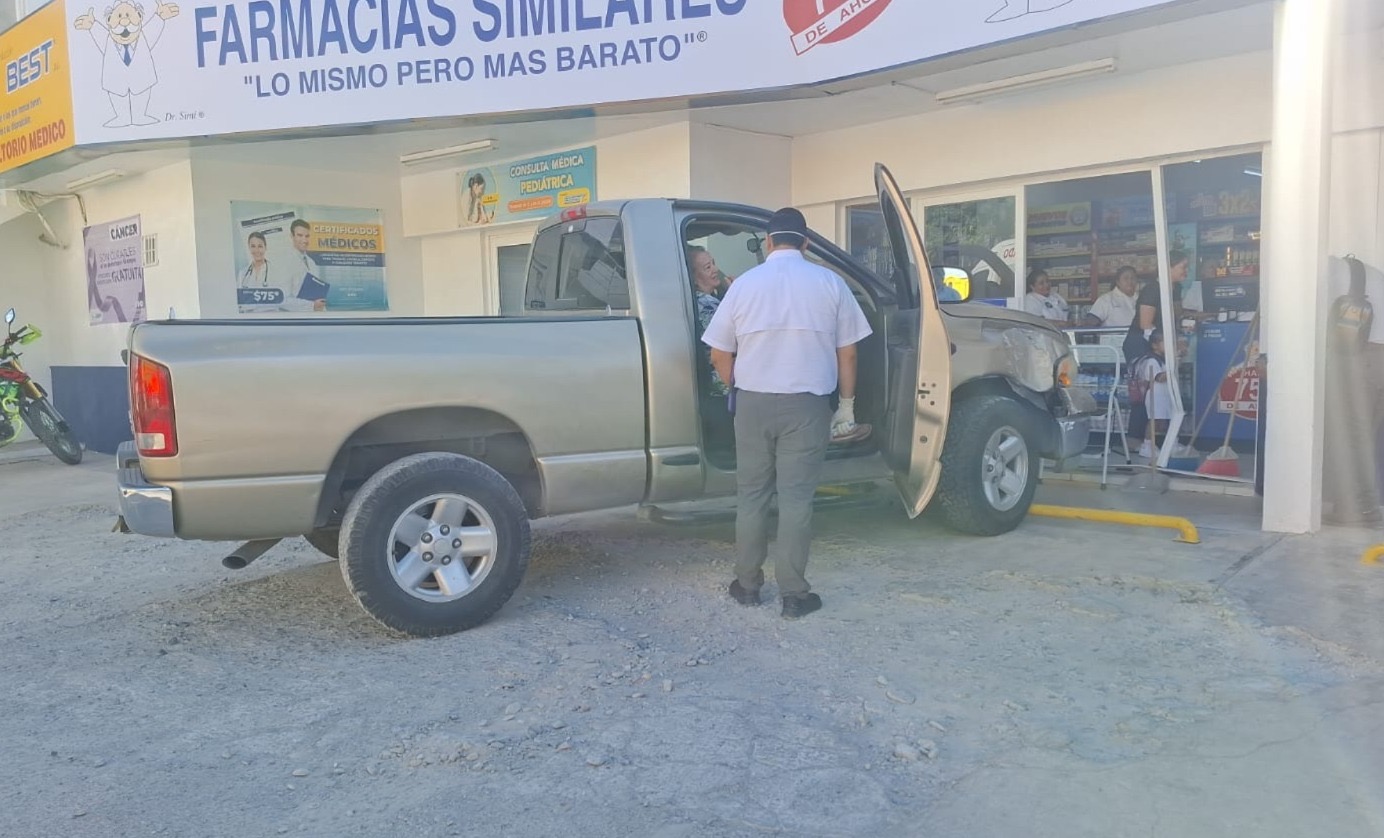 Por confundir pedales, conductor estuvo a punto de estrellarse contra farmacia